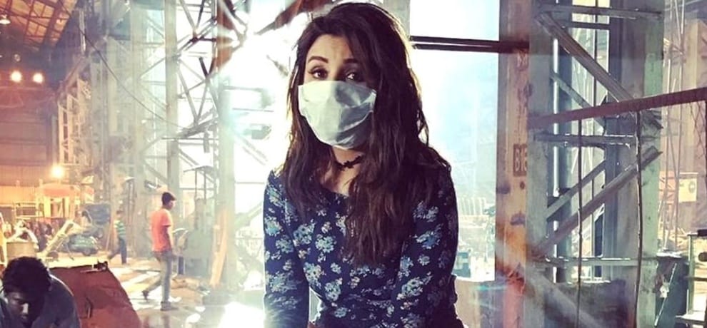 due to smog in delhi bollywood celebs shown their concern for people in delhi