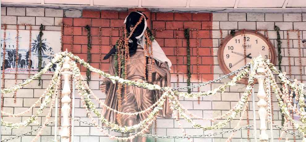 hamirpur miscreants tampering with mahatma gandhi statue