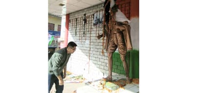 hamirpur miscreants tampering with mahatma gandhi statue
