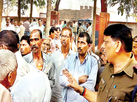Wounded in death in accident, commotion in police station