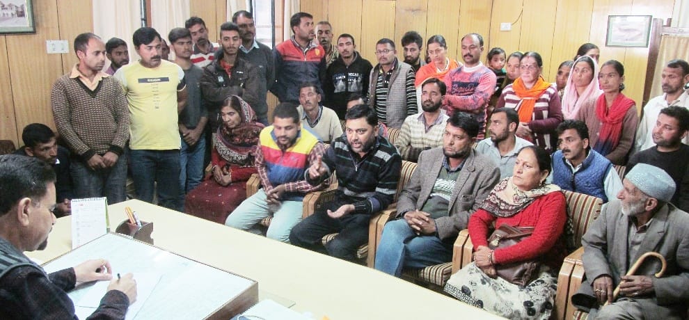 मारपीट के मामले को लेकर पल्यूर निवासी पहुंचे प्रशासन के द्वार