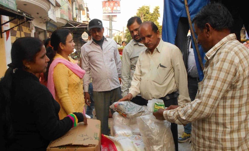 Three kg polythene recovered from six traders