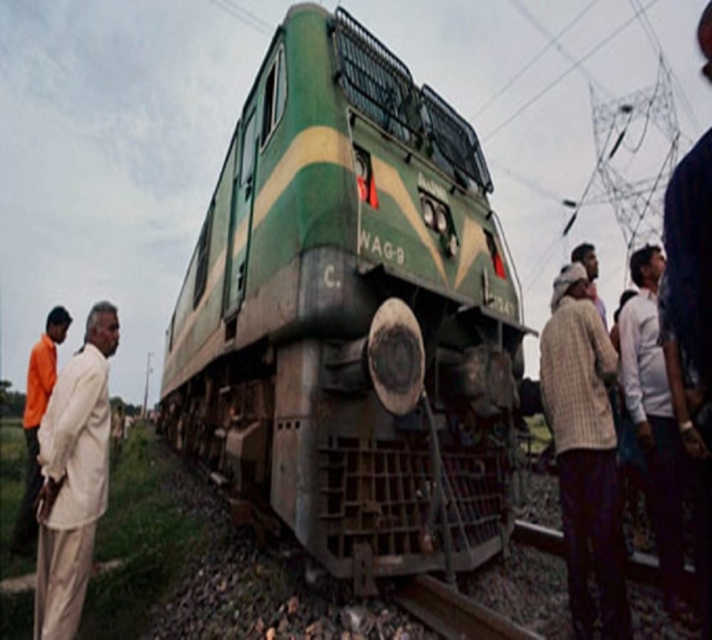ट्रेन की चपेट में आने से युवक की मौत
