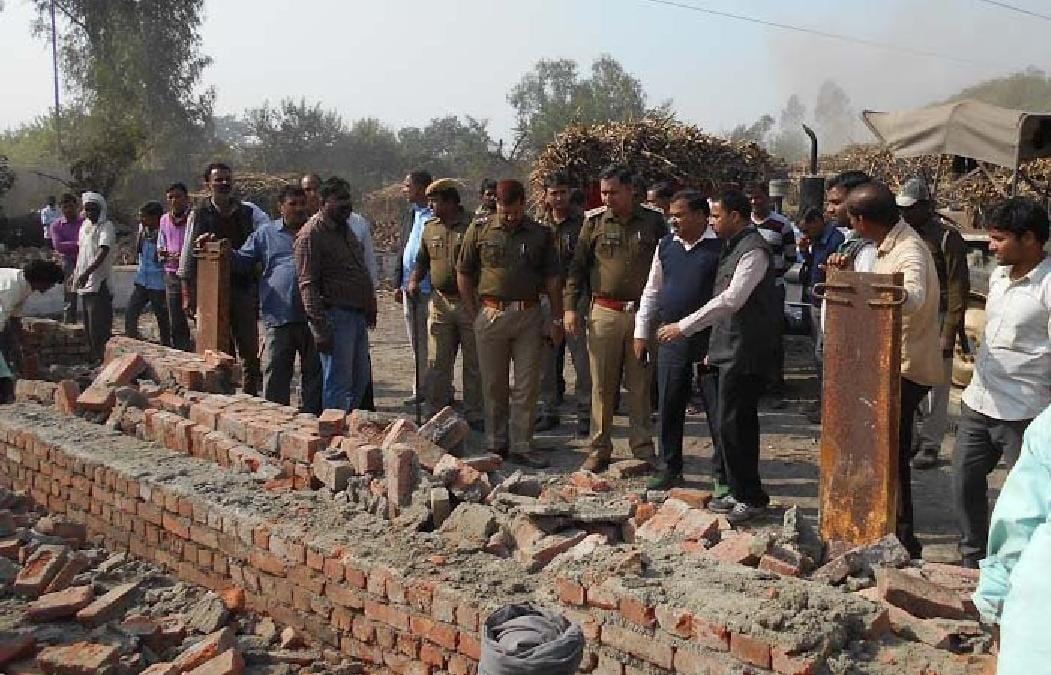 दीवार निर्माण से गुस्साए किसानों का बरखेड़ा चीनी मिल में हंगामा, तोड़फोड़