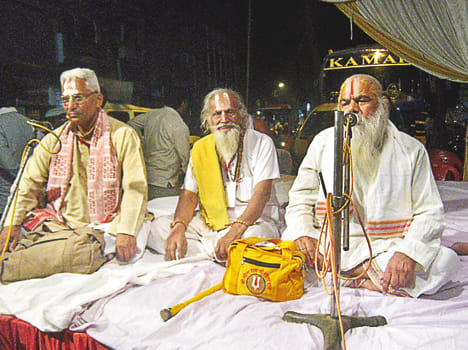 Ayodhya's saints did the catch of Bharat Kuph water