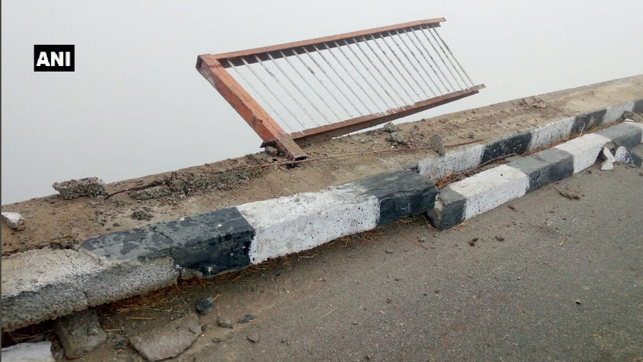 bus Go down into river in banda