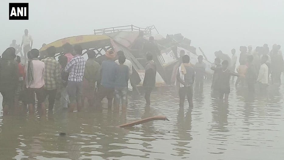 bus Go down into river in banda