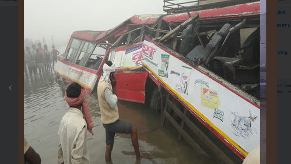 bus Go down into river in banda
