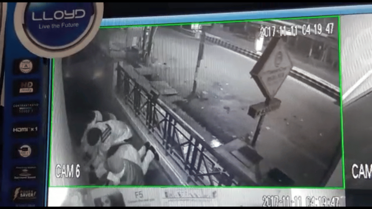 theft in agra infront of police post