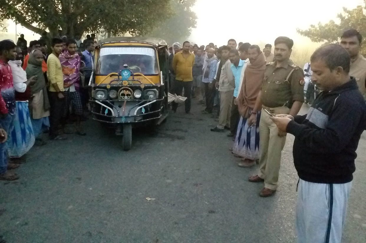 सड़क पर मिला युवक का शव