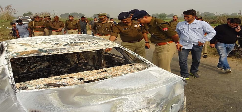 charred body of Delhi builder found in the car at aligarh 