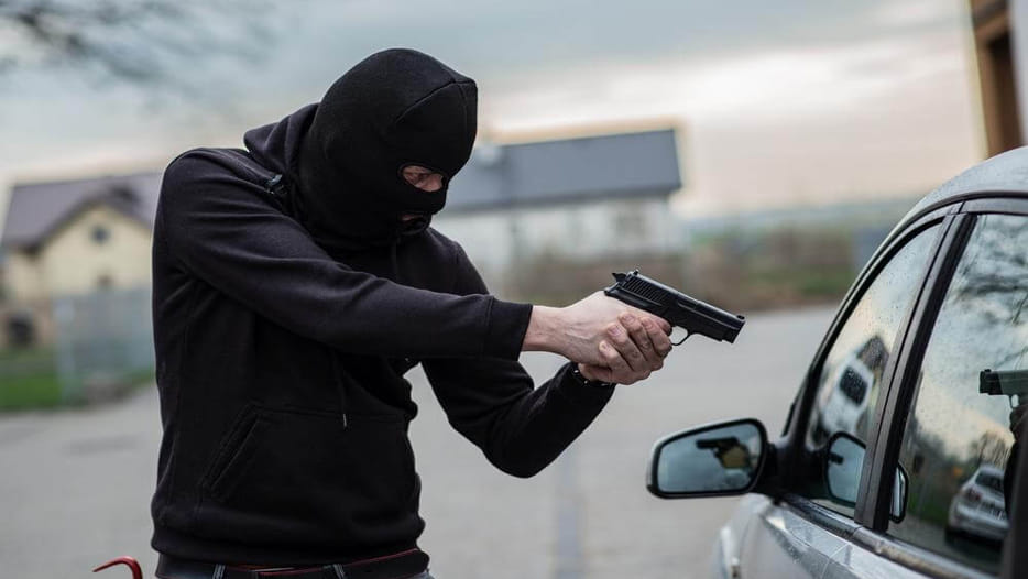 The robbers robbed SUV car in the filmy style