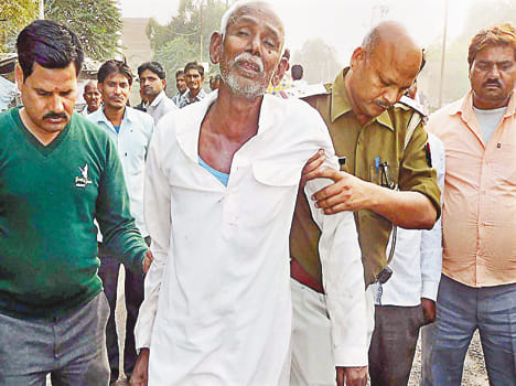 Dropped while landing, the young man crushed with the last wheels of the bus