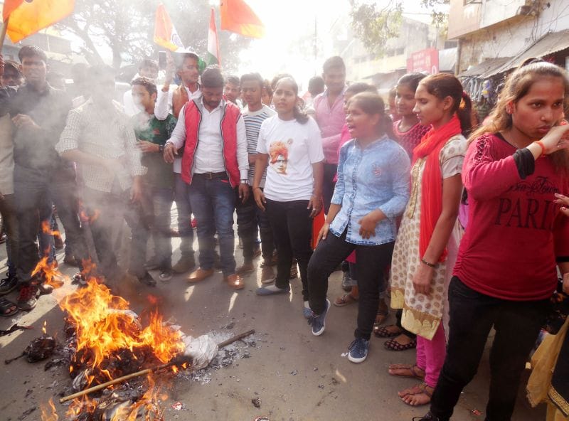 आरएसएस और एबीवीपी ने फूंका केरल सरकार का पुतला
