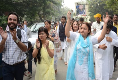 Daughters did the dance on the funeral procession of father