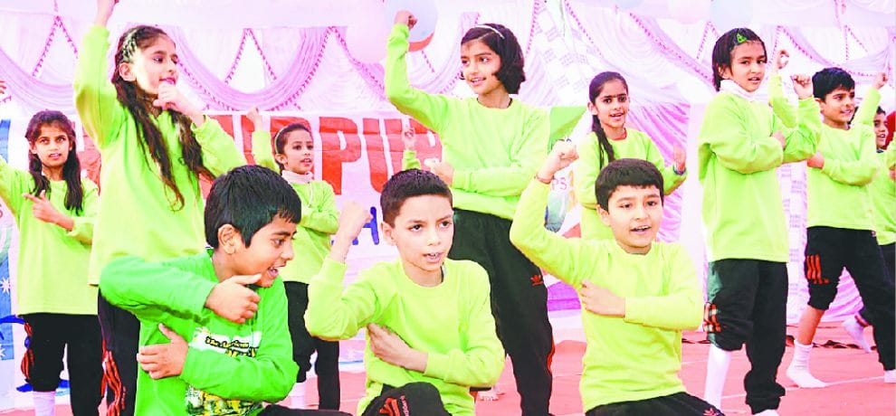पढ़ाई में अव्वल रहे छात्र नवाजे