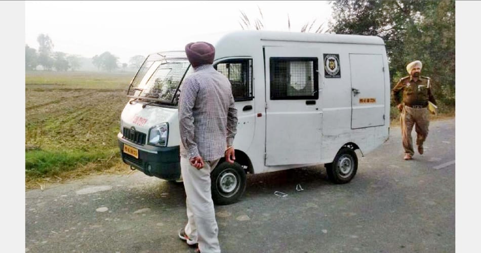 Armed men loot Rs 1.18 crore from bank cash van