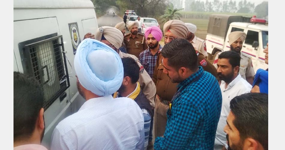 Armed men loot Rs 1.18 crore from bank cash van