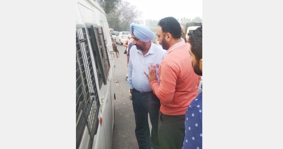 Armed men loot Rs 1.18 crore from bank cash van