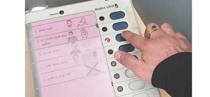 man viral photo on social media cast vote on EVM machine