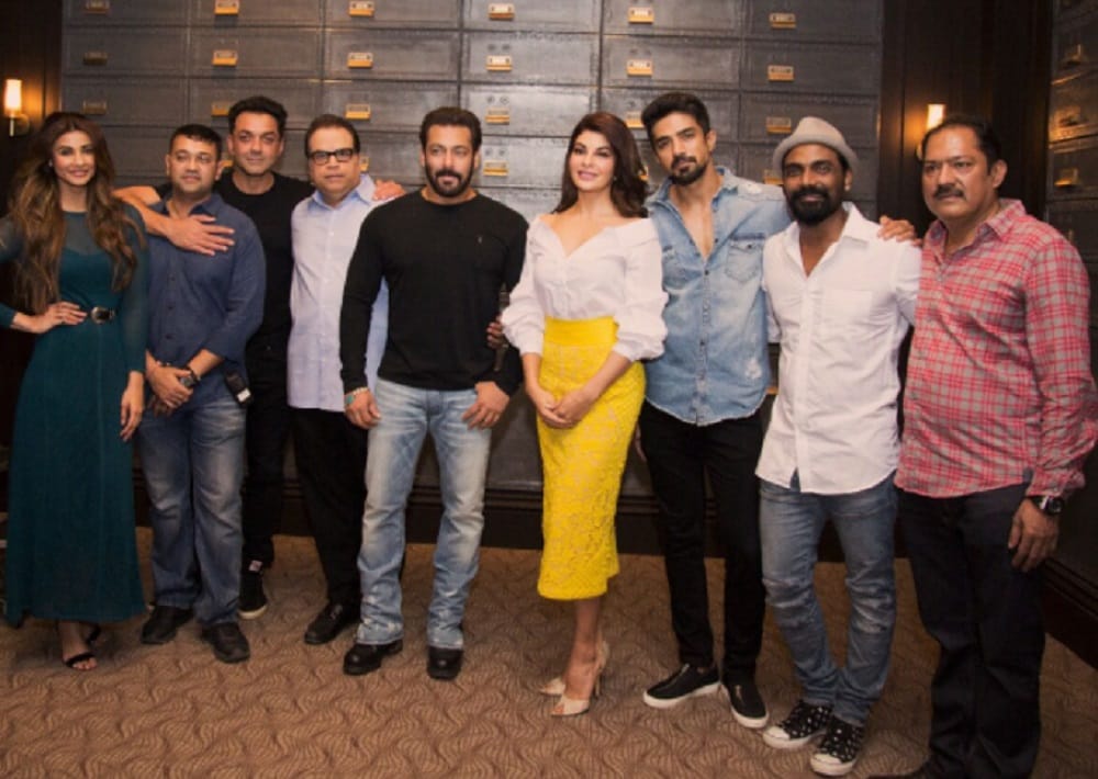 Salman Khan and Jacqueline Fernandez spotted at mumbai airport after race-3 shooting