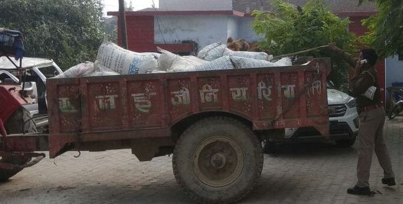 कालाबाजारी को जा रहा राशन पकड़ा