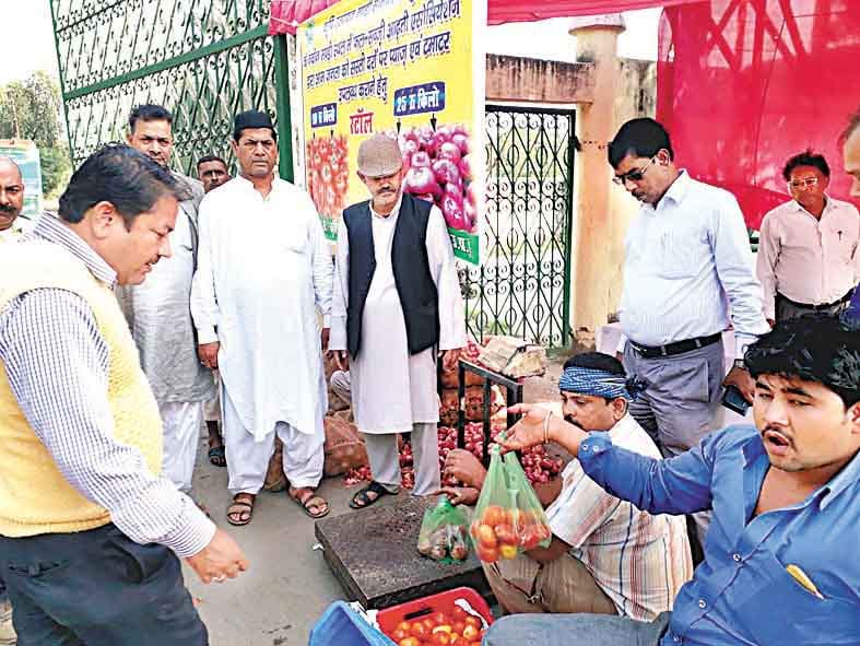 mandi samiti me thok ke daam per beeke pyaaj aur tamater