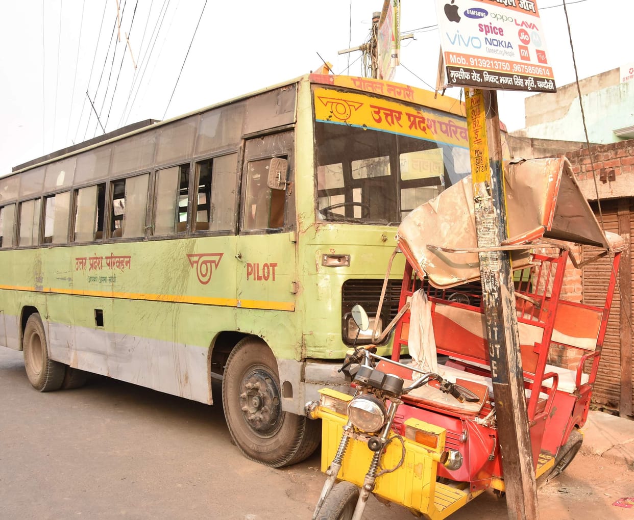 bus chala rahe chalak ki dil ke daure se maut