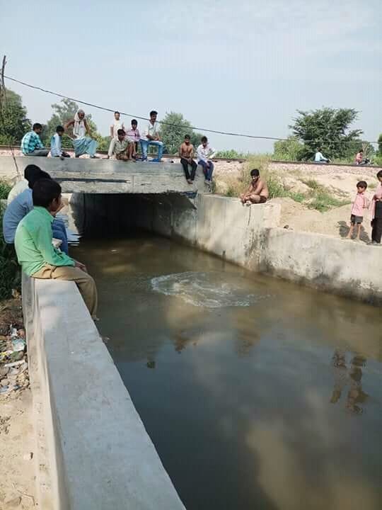 अंडरपास बने तालाब, लाइनों से गुजर रहे  लोग