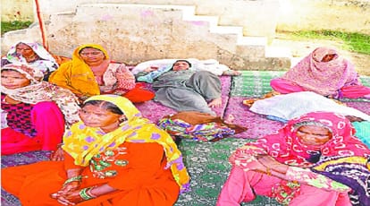 Women hunger strike in protest against the imposition of raisuka on 'Ravana'