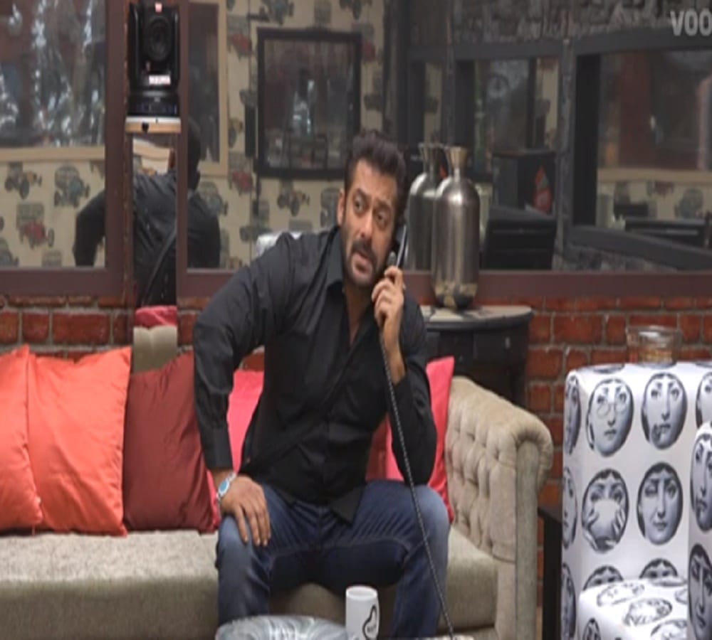 Bigg Boss 11: Puneesh Sharma gets desperate to unbutton Bandgi Kalra, watch video