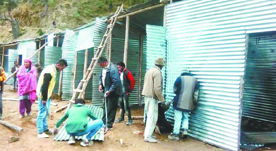 अग्नि पीड़ितों को टीन की छतों के नीचे काटनी होंगी सर्द रातें