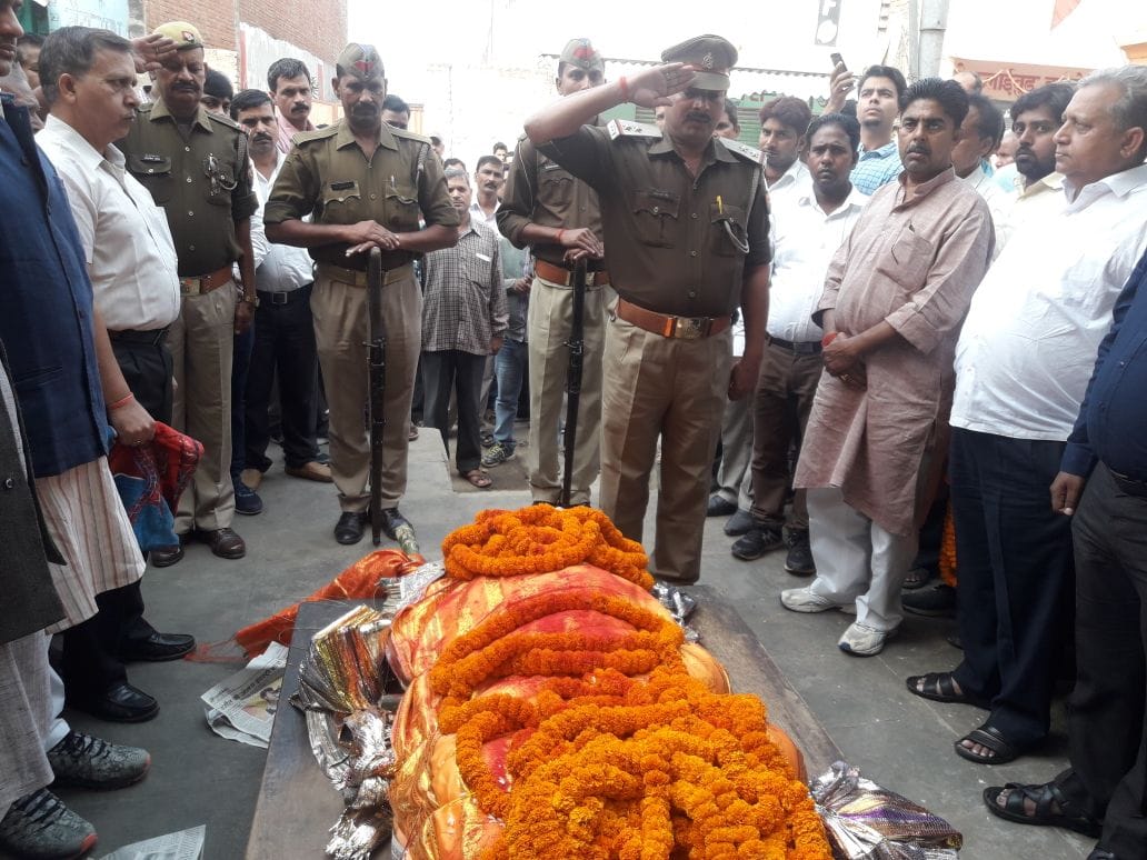 varanasi police is in trouble after given guard of honour