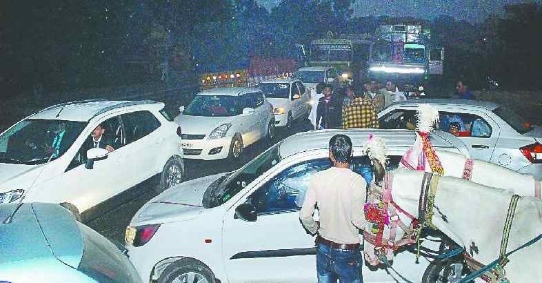 Fog and jammed vehicles on wheels stopped