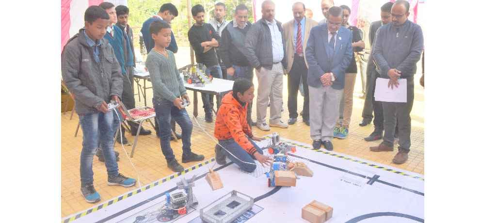 students developed robot in bal vigyan conference at nauni solan himachal