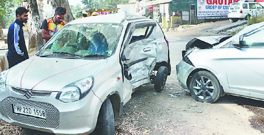 दो कारों की टक्कर में तीन घायल