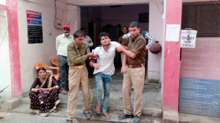 robbers looted the bus passengers by threating them