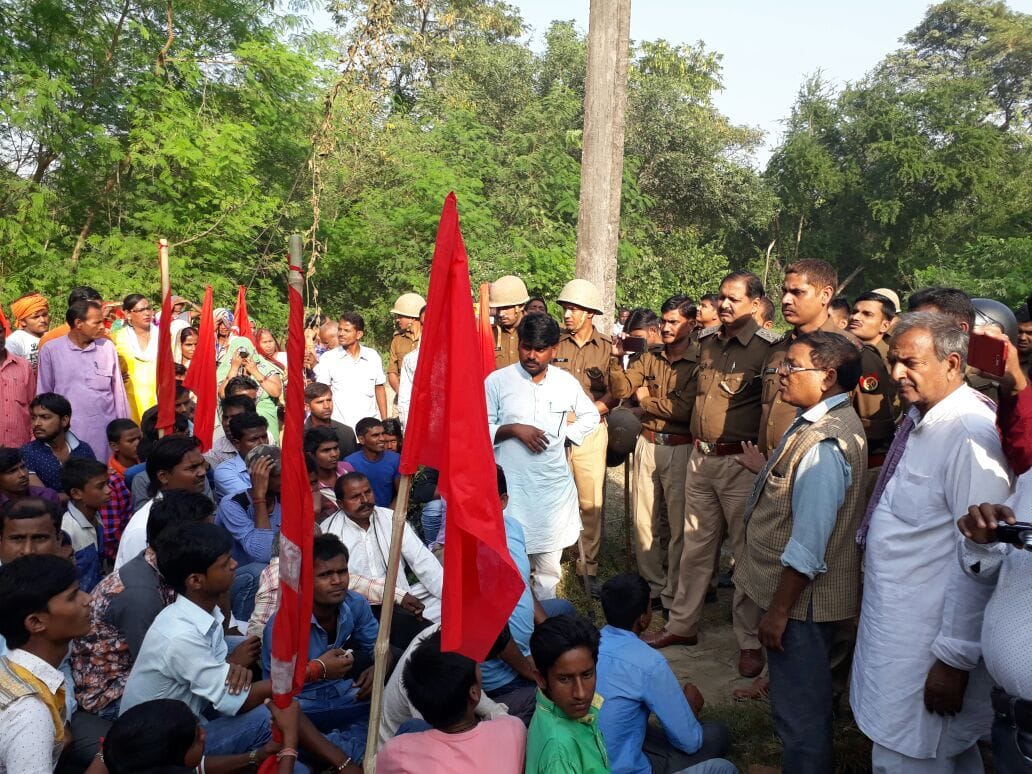 हत्याकांड के खुलासे को लोगों ने थाना घेरा