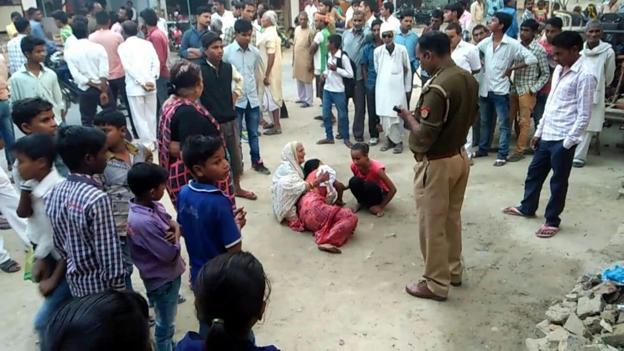 महिला ने किया आत्मदाह का प्रयास, पुलिस ने लिया हिरासत में