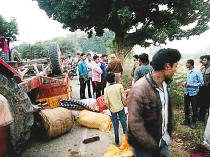 पलटी ट्रैक्टर ट्राली ।