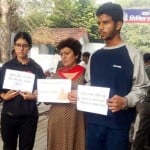 अपने बच्चों के साथ शिकायत लेकर थाने पहुंचीं यास्मीन।