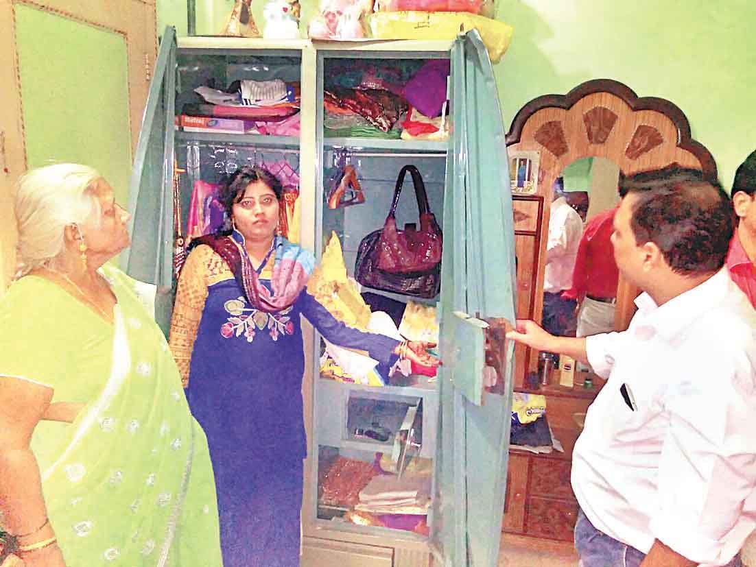 hayatnagar me ghar me poone saath lakh ki chori