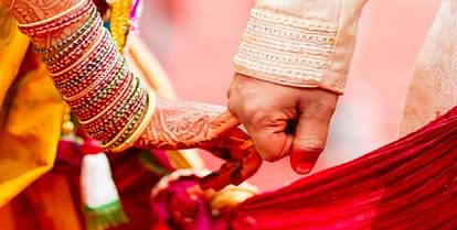 UP: युवक गांव की युवती ने लड़ा रहा था इश्क.. प्रेमिका हो गई गर्भवती, लोगों ने दोनों की मंदिर में करवाई शादी UP: young man was courting village girl. His girlfriend became pregnant, people got marriage done