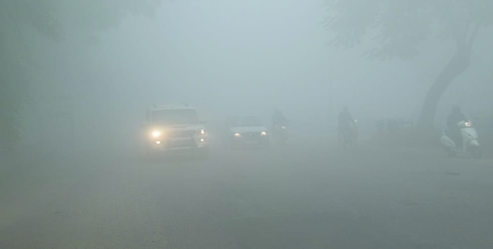 कोहरे में टकराए 20 वाहन, एक की मौत, कई घायल