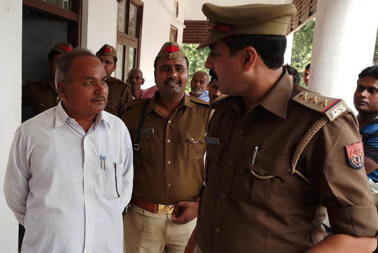 person arrest in azamgarh who cheat in government tax of lamp