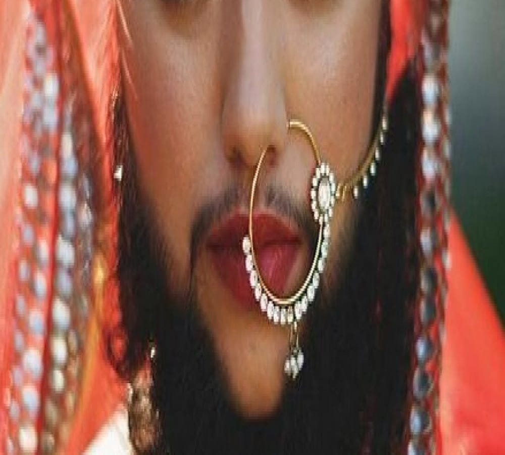 women with beard looks like an celebrity