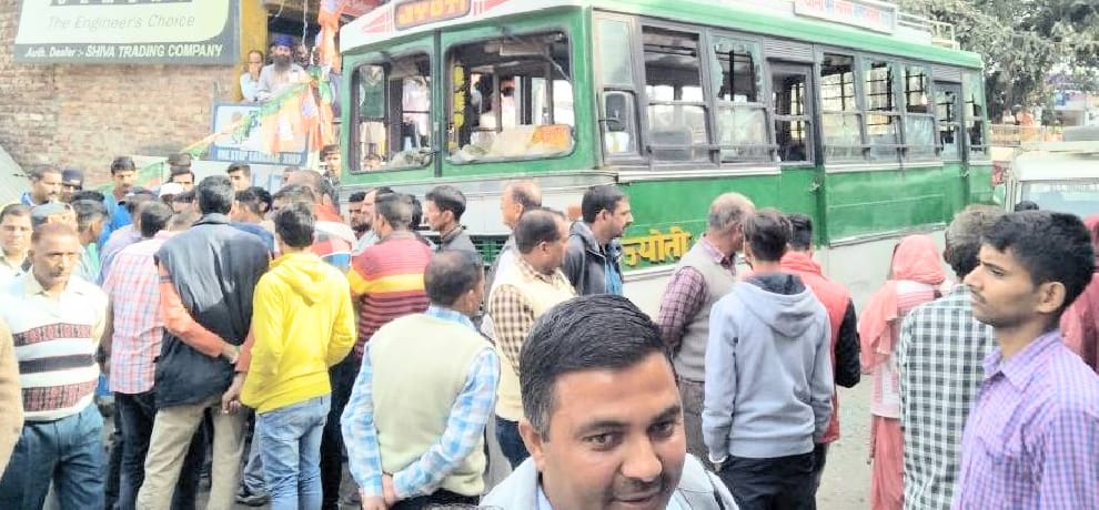 six years girl simran crushed by a bus in kangra