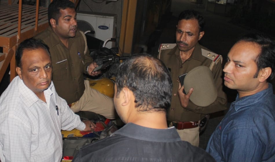 speedy car rams couple pregnant wife dies, they asked help for 20 minutes noone came forward