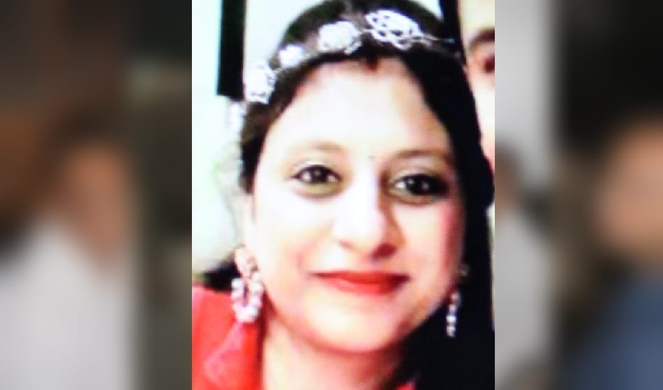 speedy car rams couple pregnant wife dies, they asked help for 20 minutes noone came forward