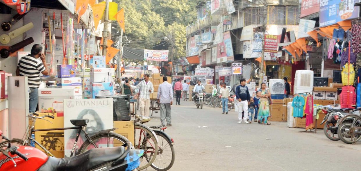 शहर में दस फिट, हाईवे पर और आगे निकल गए अतिक्रमणकारी